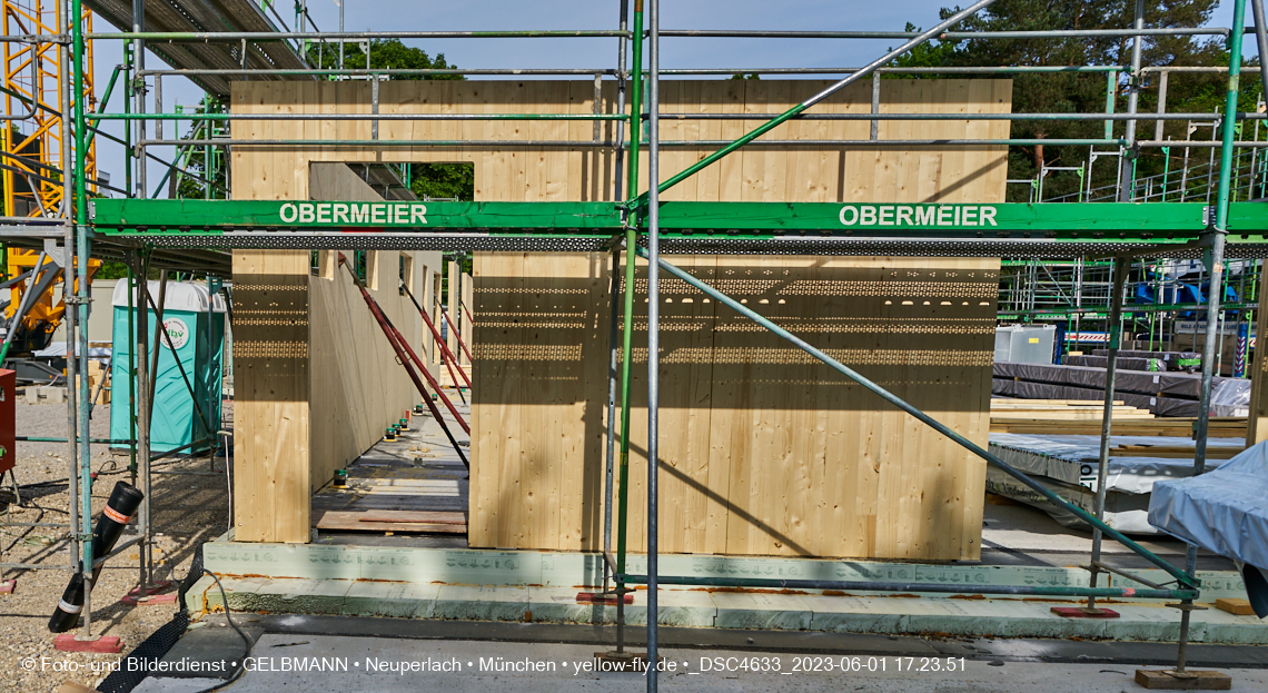 01.06.2023 - Neue Holzwände für das Haus für Kinder in Neuperlach in München
